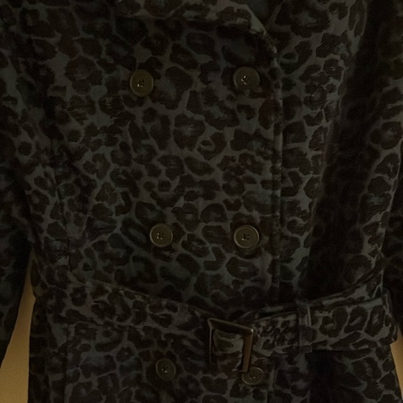 Beautiful Vintage Animal Print Blue Belted Trenchcoat by Issac Mizrahi, size 12 - Picture 3 of 5